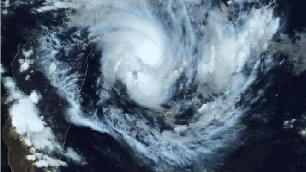 Informations-france-Lile-de-La-Reunion-menacee-par-un-cyclone